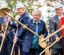 总统 Bonner at groundbreaking ceremony with Governor Ivey.